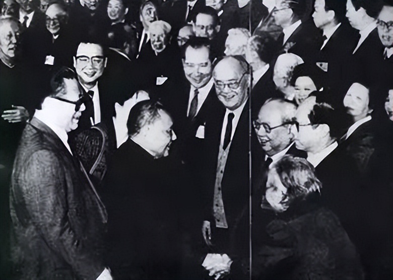 *小平邓**一生烟不离手，为买烟花光所有的钱，退休后仅用2个月戒烟