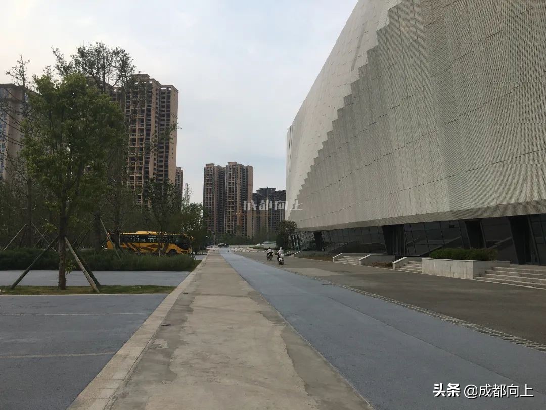 被吹爆的成都国际城南，居然没有拿得出手的体育场馆？