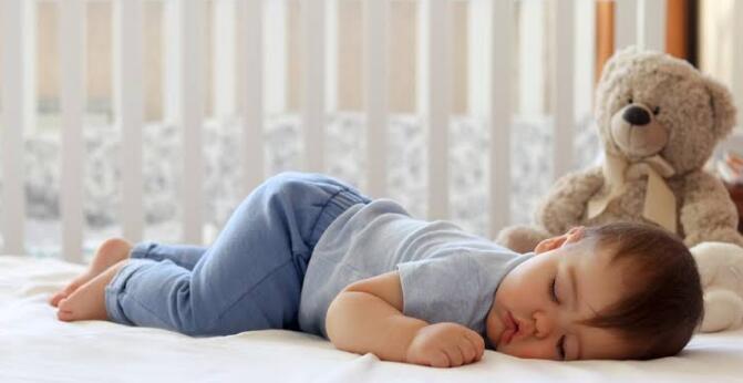 为什么有些宝宝特别爱趴着睡,为什么好多的宝宝都喜欢趴着睡