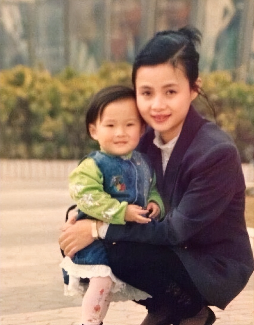 郭美美19岁被*养包**,借商演之名行苟且之事,赚钱太容易炫富惹祸端