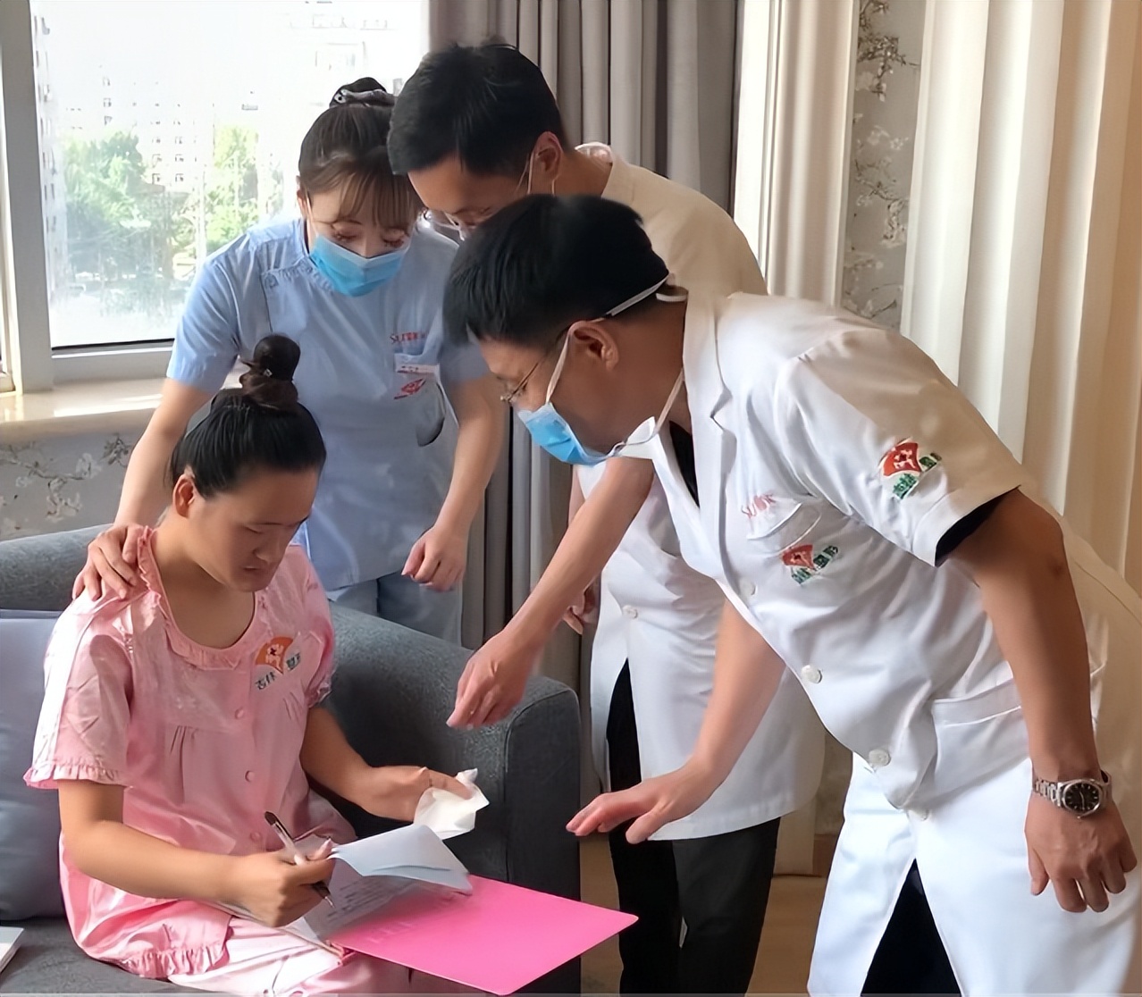 东北“歪脸”女孩整形成大美女，拒绝当网红，只想回山村当教师