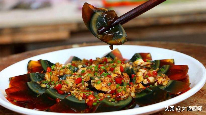 凉拌皮蛋，3种调料必不可少，没碱味不苦涩，爽滑鲜美，吃着舒服
