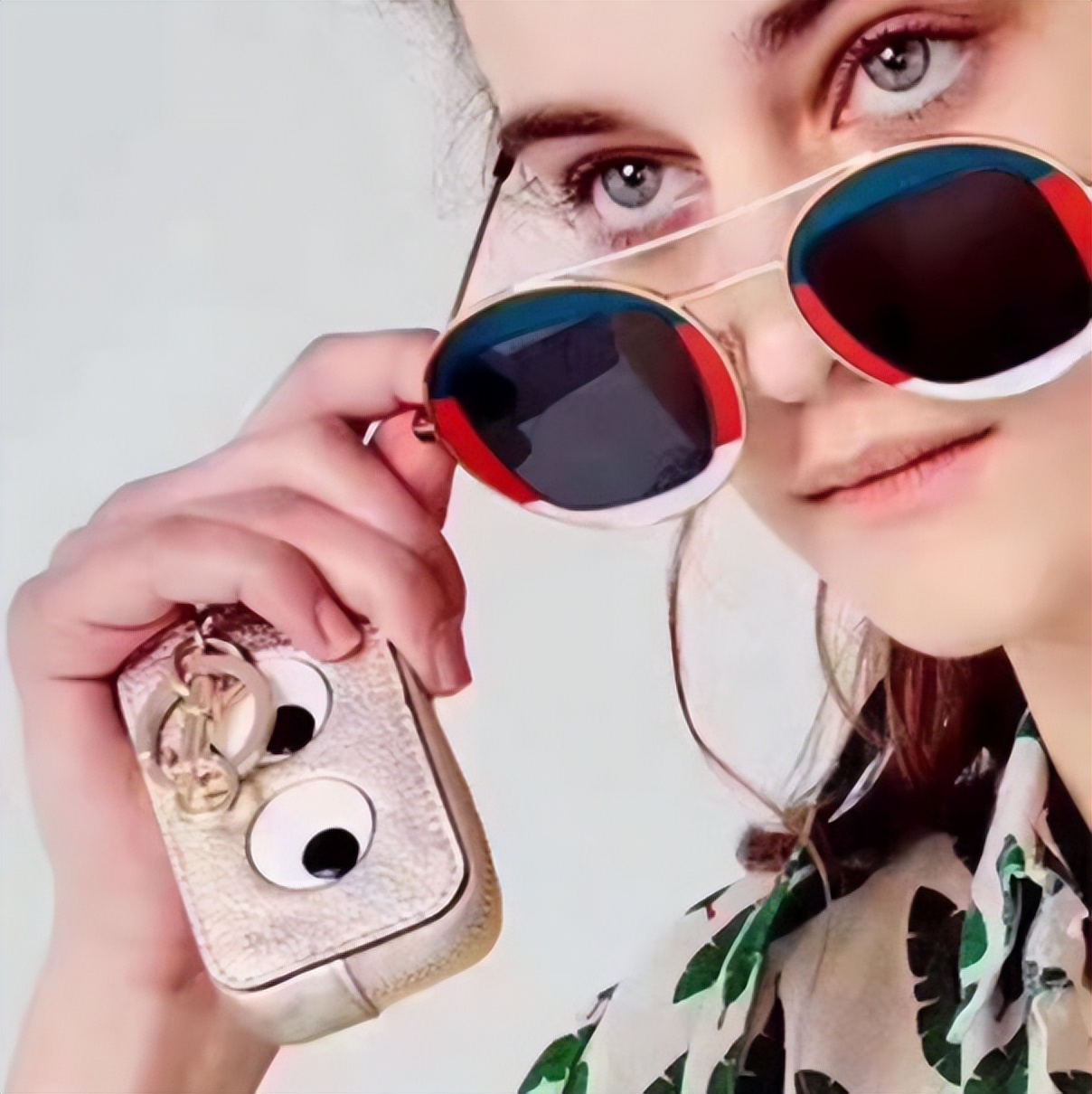 gucci是什么品牌眼镜,gucci眼镜有款红边框的眼镜