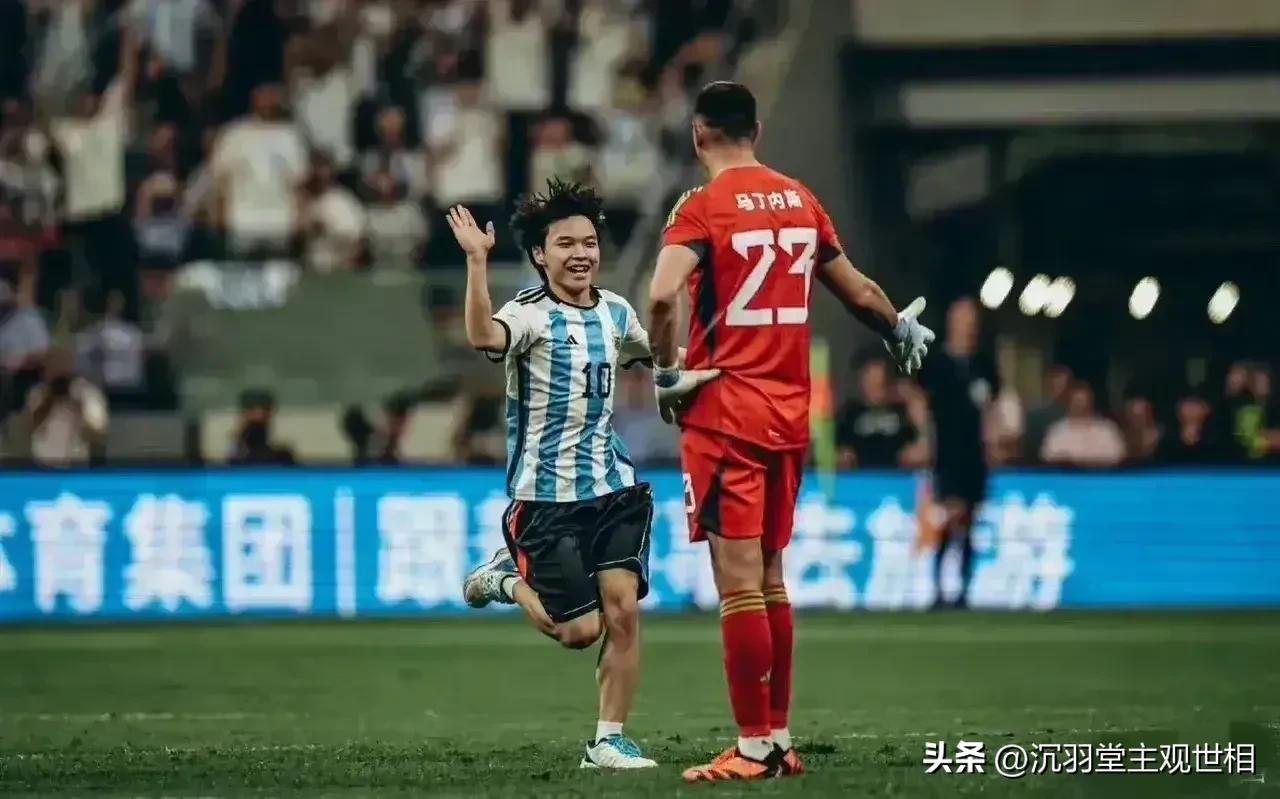 球迷冲进球场和大马丁击掌,球迷冲进球场和大马丁击掌图片