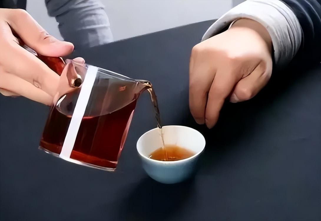 酒桌上手指一直敲桌子什么意思,酒局敲手指