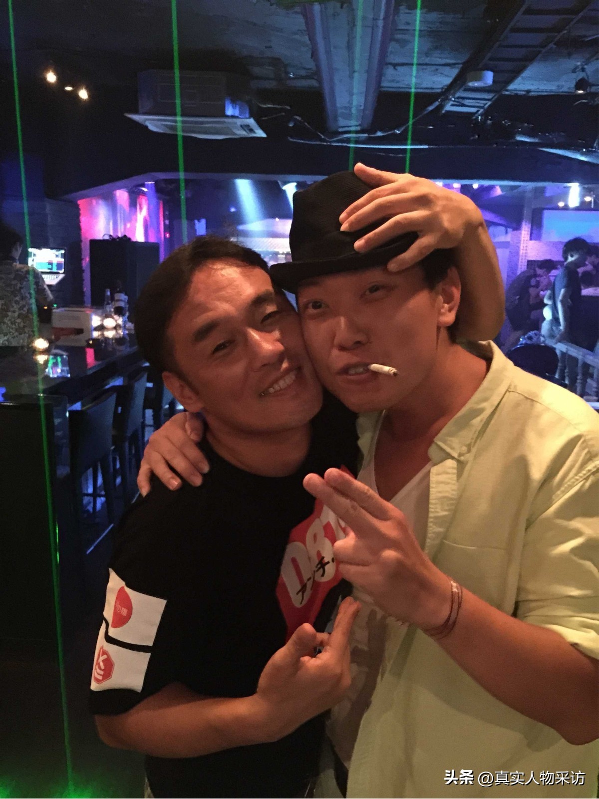 大学生卖肉夹馍一年赚100多万,在日本卖肉夹馍