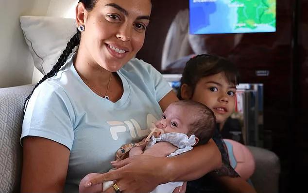 C罗长子12岁生日，女友乔治娜主持派对，产后恢复更显女人味