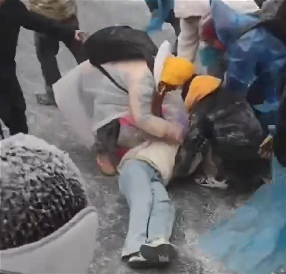 衡山一女游客被撞倒抽搐,衡山游客滑冰游客抽搐