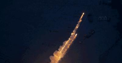 给奶奶“造”了一架天梯,靠*药火**爆炸作画,全球最会“玩火”的人