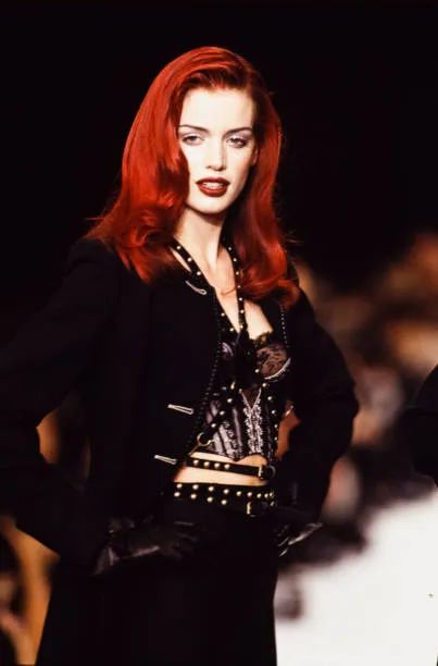 她凭一头叛逆红发惊艳时尚圈！鼻环戴Chanel耳环，却在巅峰退圈…