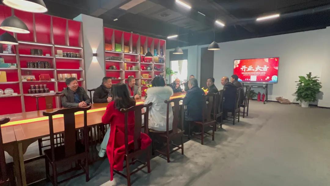 活跃在直播间里的老板们，他要连续直播1001夜