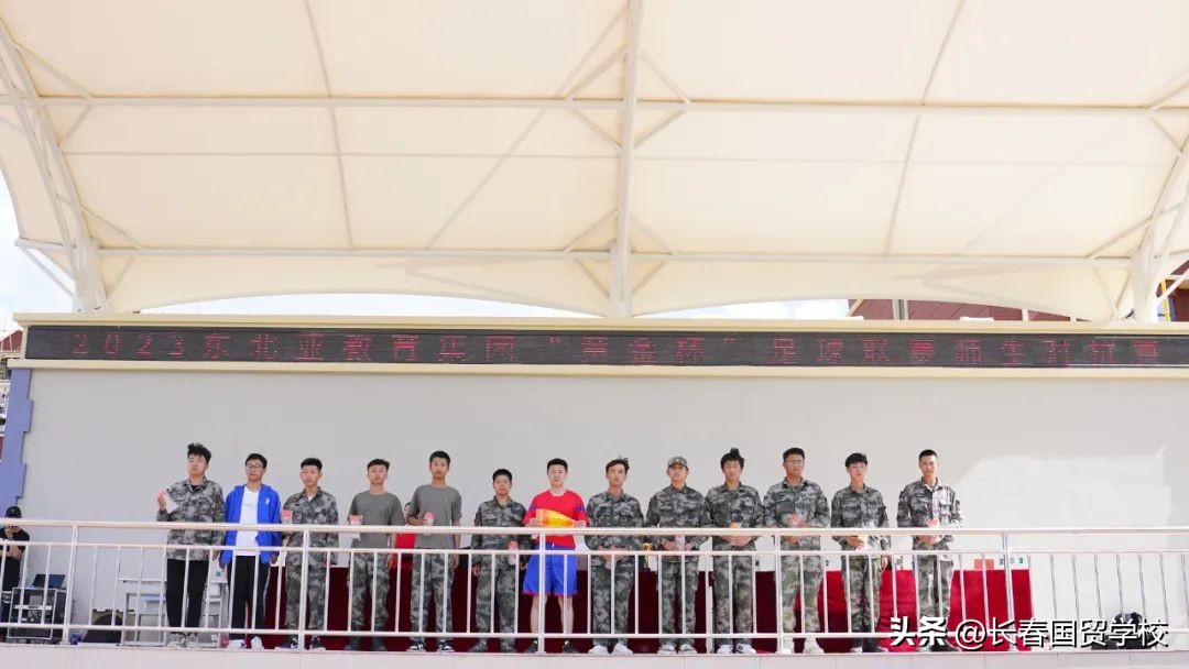 绿茵逐梦想拼搏向未来我校第一届“黄金杯”超级足球联赛圆满结束