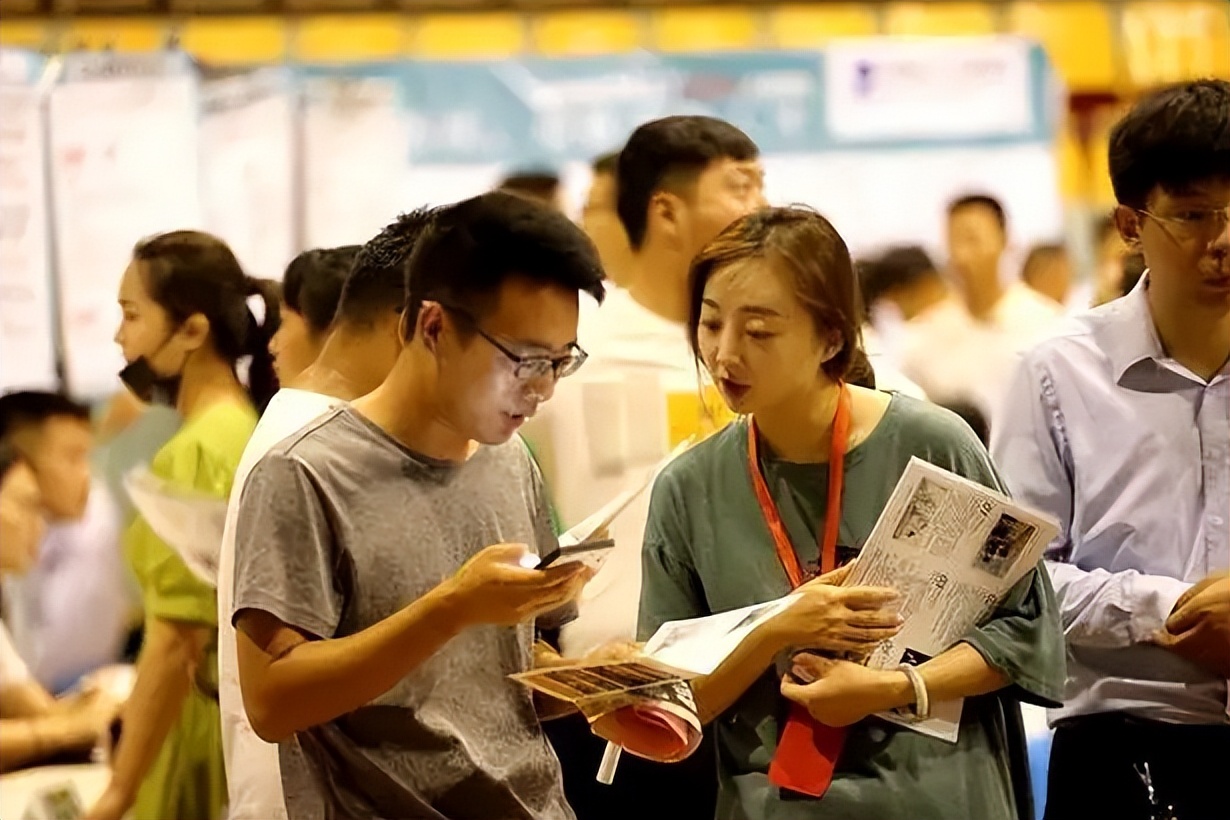 求职者一句“呵呵”，引事业单位HR无情嘲讽，网友对此意见不一