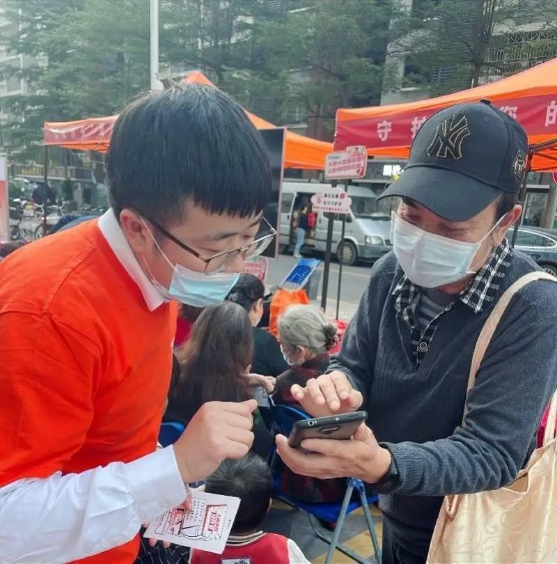 平安社区入户宣传活动,社区网格员开展反诈宣传活动