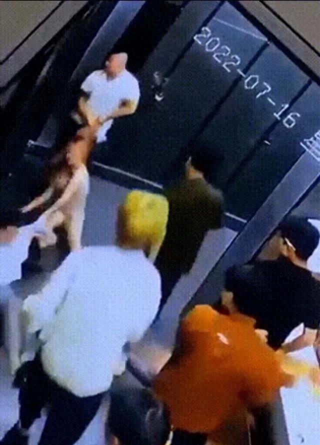 女子被男子扯着头发拖进厕所，男子露出*体下**小便，羞辱现场视频曝