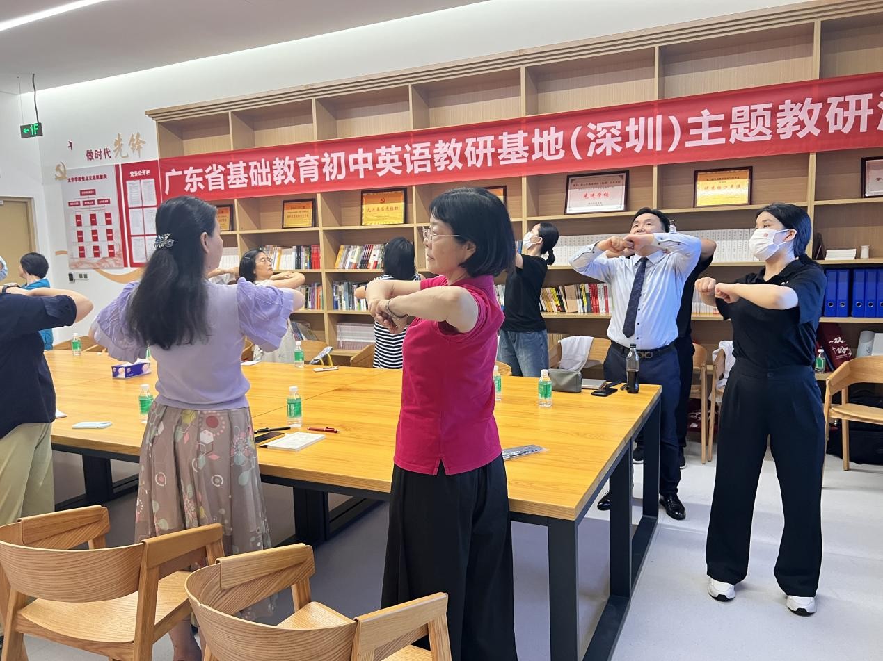 公益｜龙脊康*彤沈**教授进深圳南山外国语学校，普及脊柱健康知识