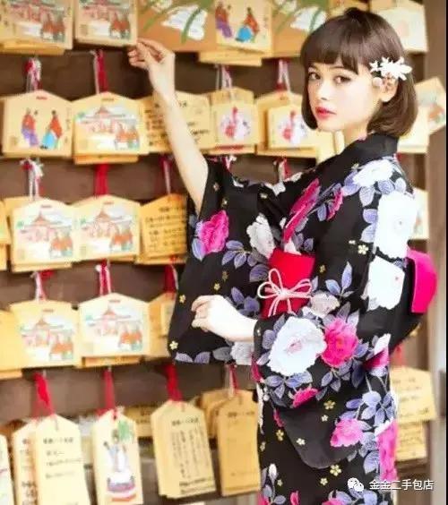 日式和服里面穿什么衣服,日本和服和中国和服哪个最好看