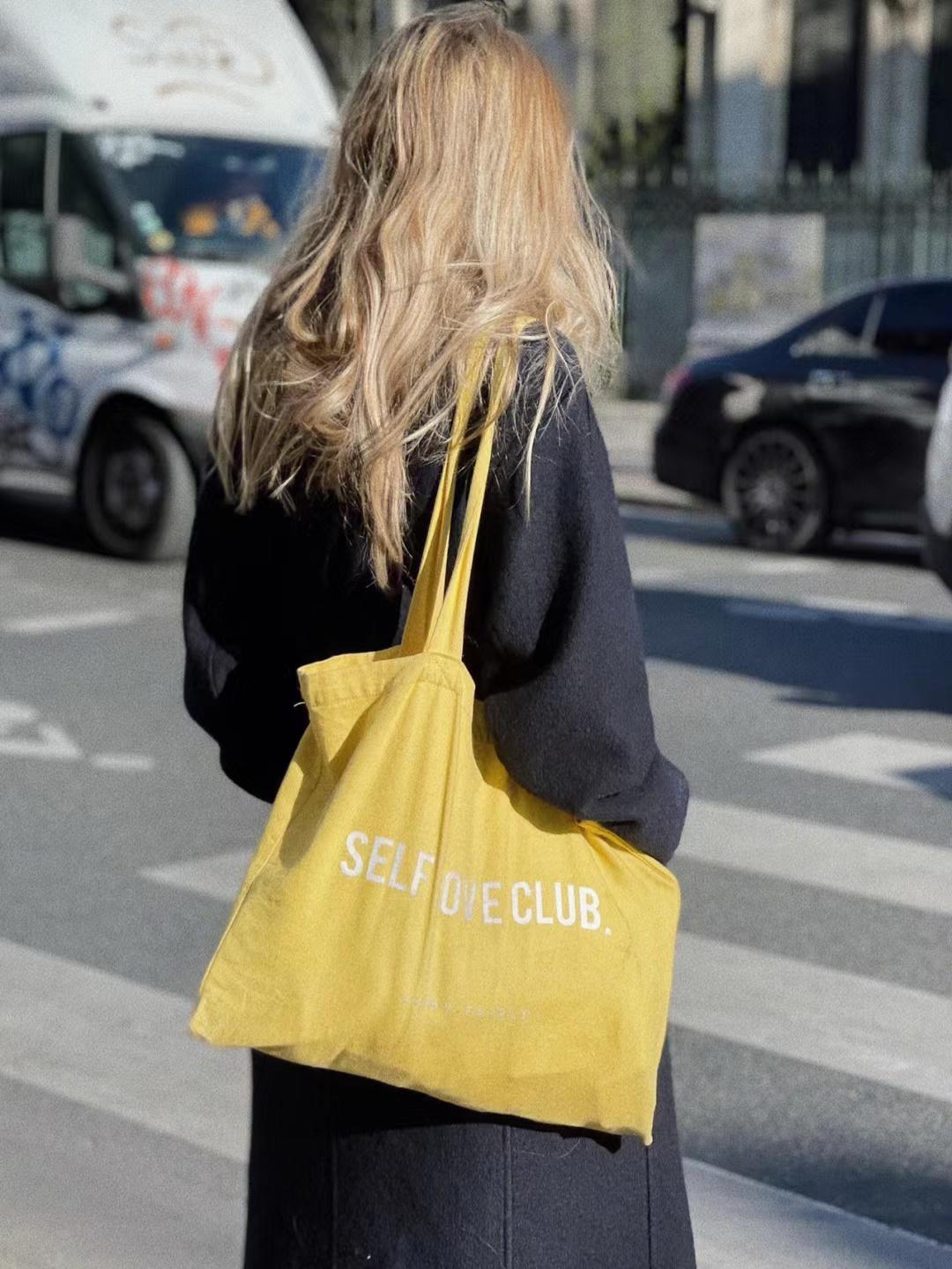 法国女人不追求奢侈品,法国女人不背名牌包包