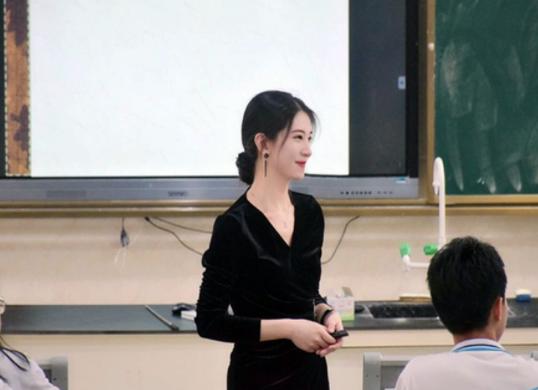 女教师穿2万多的大衣被举报,教师穿两万衣服上课被举报