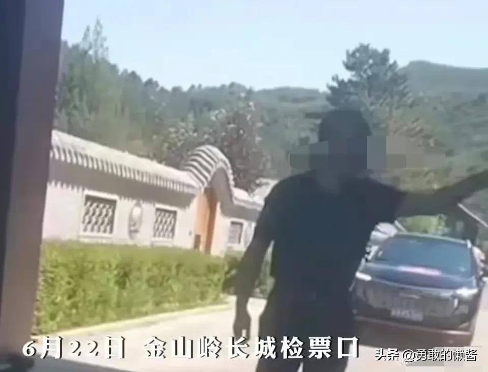 权力的放纵？董事长开车进长城遇阻，强拆大门怒称：管到我头上了