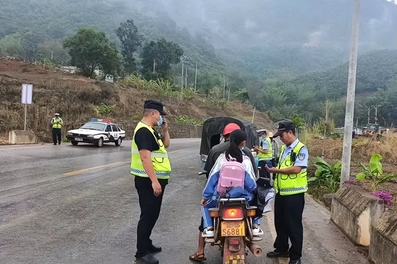 开学季镇坪公安全力维护校园安全,新野公安多措并举守护校园安全