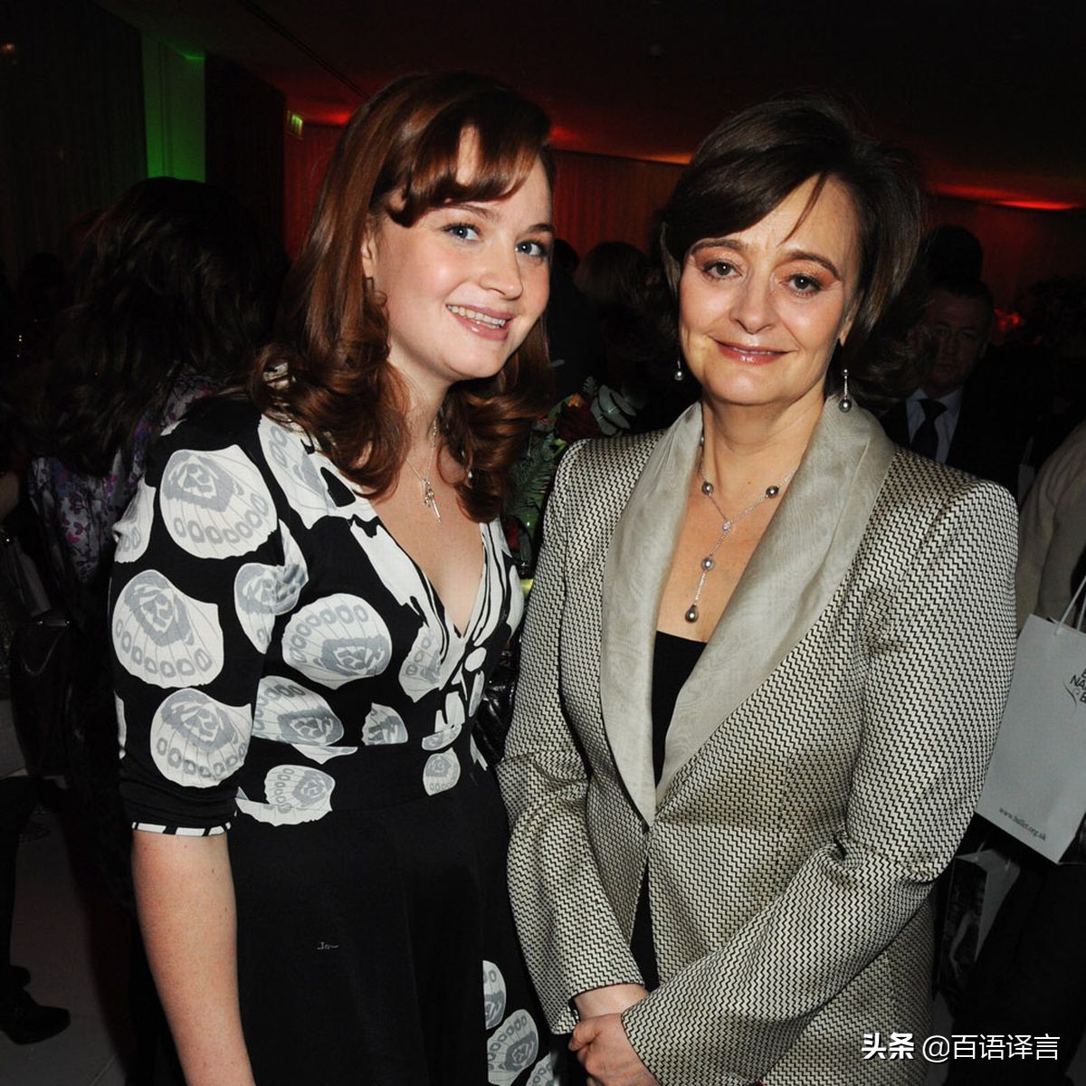 布莱尔一家六口罕见同框！180斤女儿全程光脚，长子是亿万富翁