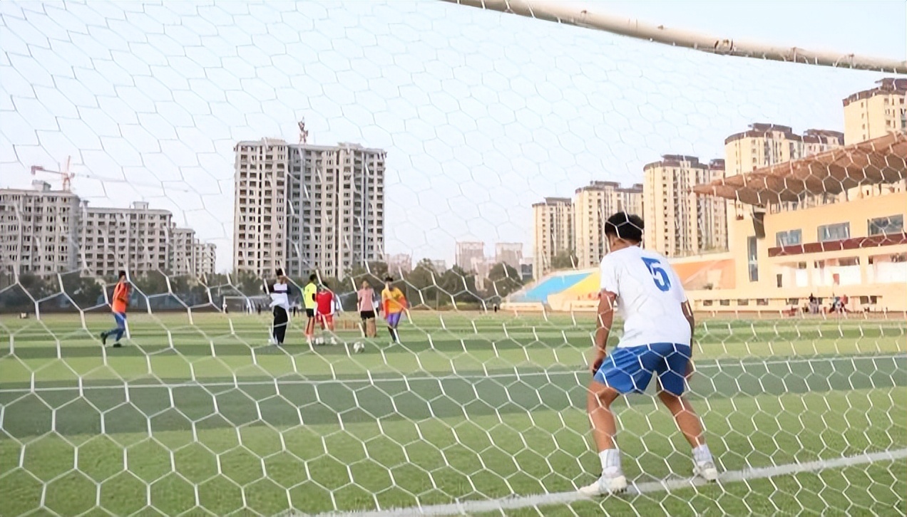 郓城公明小学踢足球,足球踢出别样的乡村振兴路