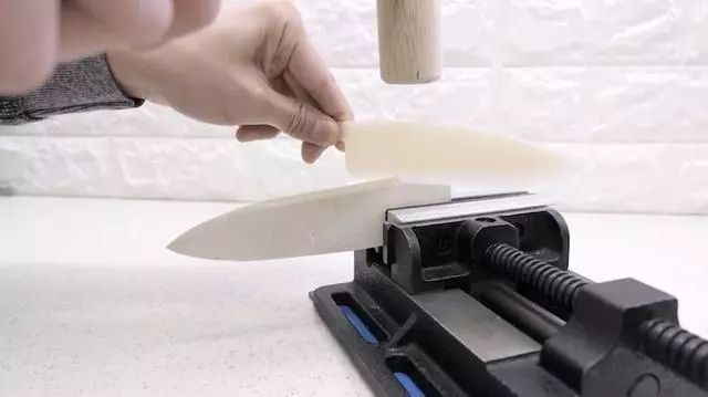 日本小哥用豆腐做刀,日本小哥铸刀全过程视频
