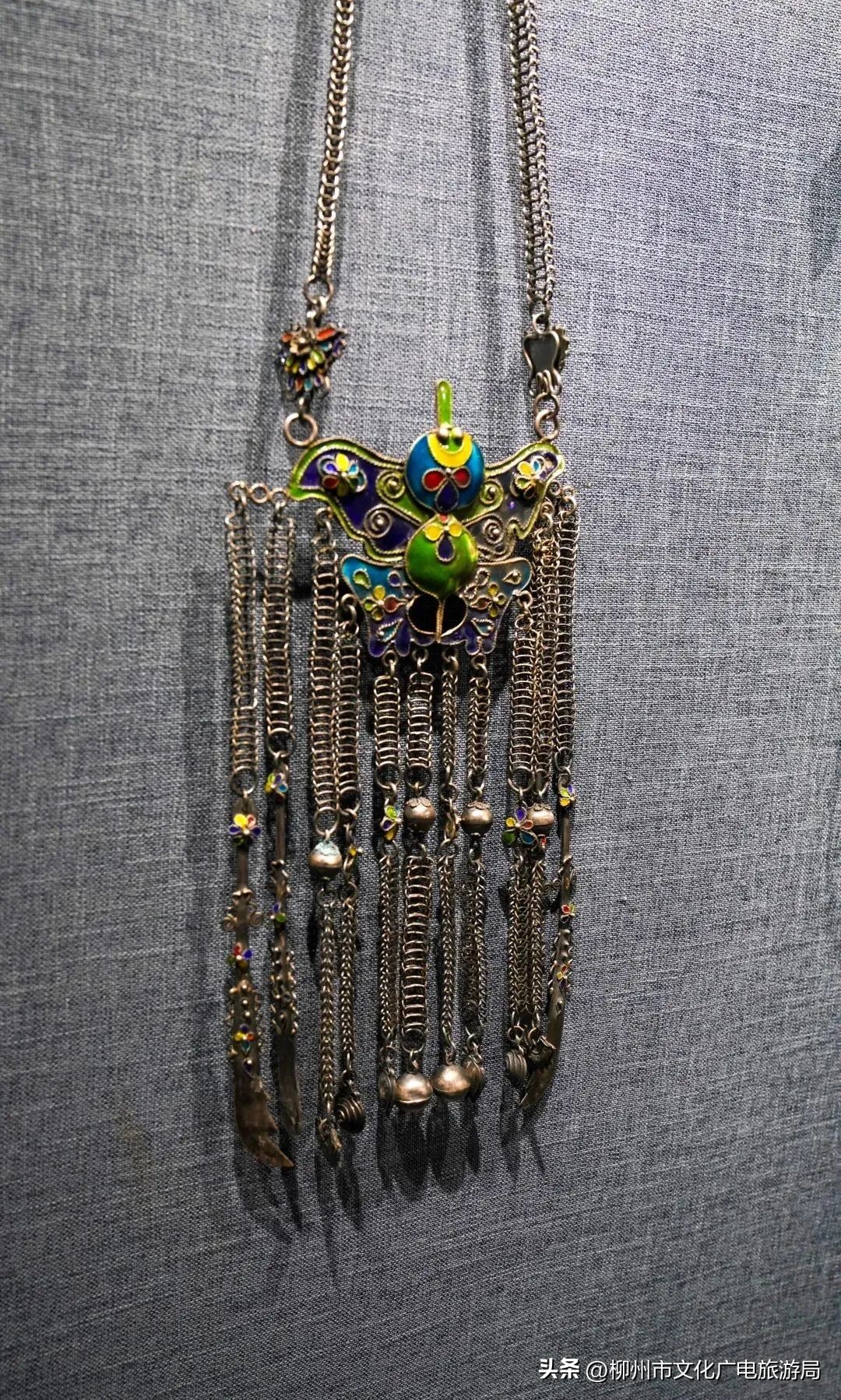 “巧手织就彩衣裳”市群艺馆馆藏少数民族服饰之“霓裳羽衣”，邀你云观展