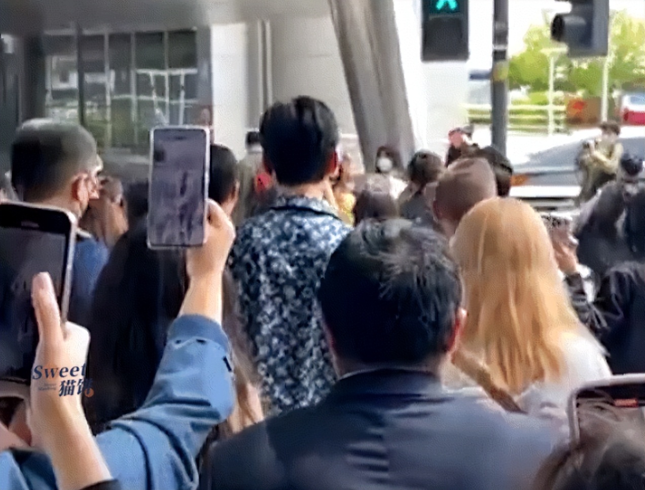 龚俊抵达韩国人气爆棚，机场拥堵粉丝尖叫，多部剧曾在韩热播