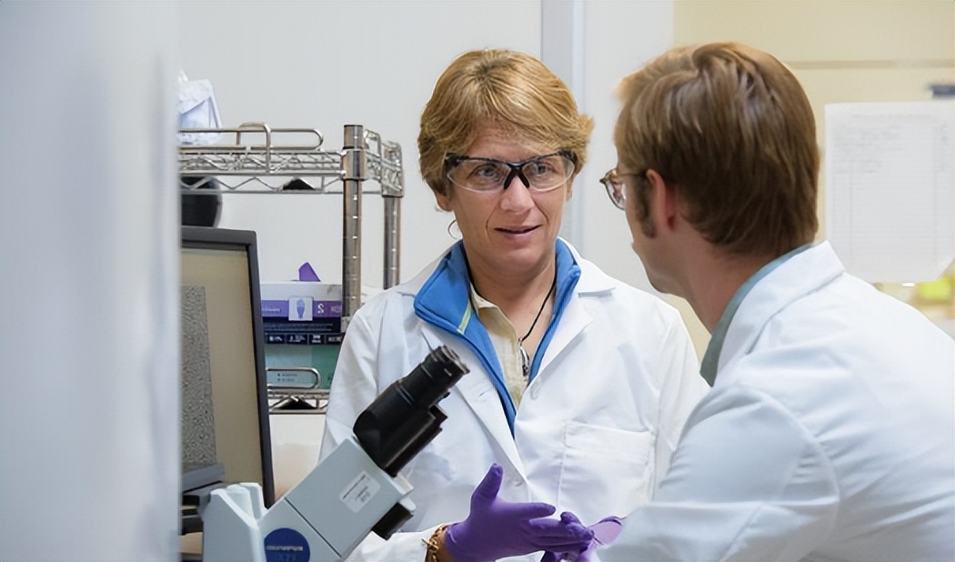 体育特长、哈佛学霸、乐队、化学诺奖！她的经历小说都不敢编