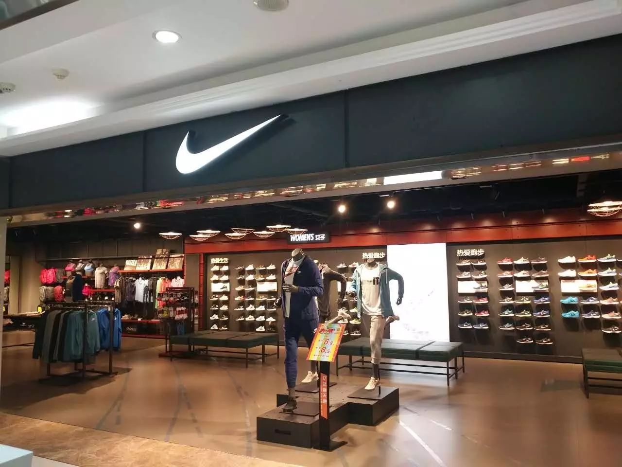 耐克是如何一步步跌落神坛的呢,当年一鞋难求的鞋子