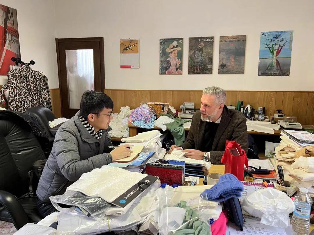 外贸商人组团出海抢单，外国客户兴奋：“这是三年里在业务上见到的第一个中国人”