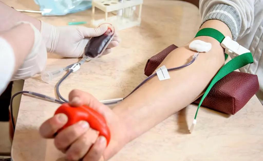 医院无偿献血活动,无偿献血要交体检费