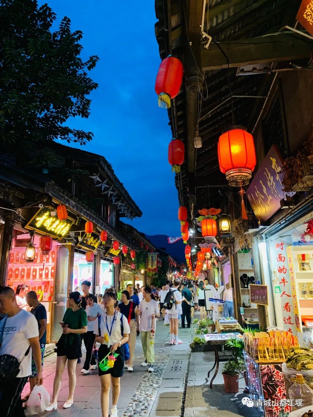 初秋城市漫游指南！都江堰8大爆款夜游地全在这里，吹河风尝美食get暴走两万步的畅快~