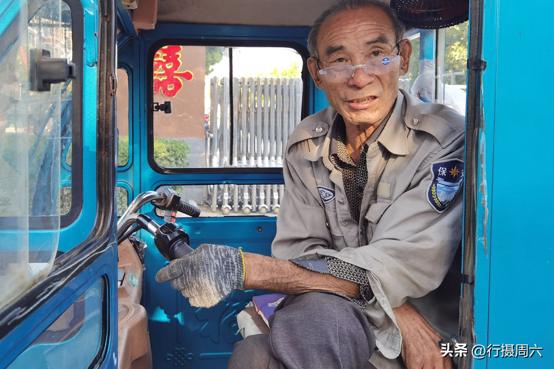 68岁老人街头磨菜刀,78岁磨刀老人的真实生活