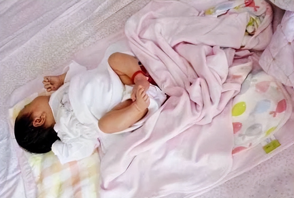 孩子总爱踢被子睡不安稳,孩子爱踢被子睡觉翻来覆去