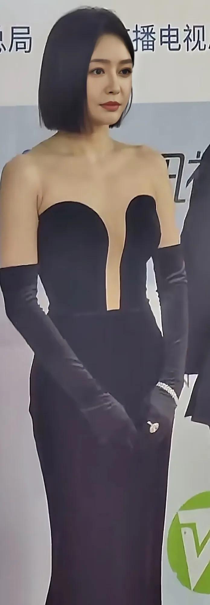 黑色衣服又简约又好看,黑色衣服显庄重而不失优雅