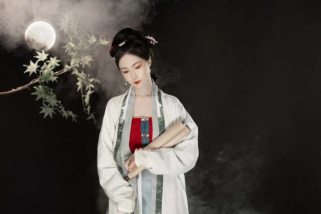 从银钩到玉盘,古诗词中的月亮,每一句里都藏着一个绝美雅称