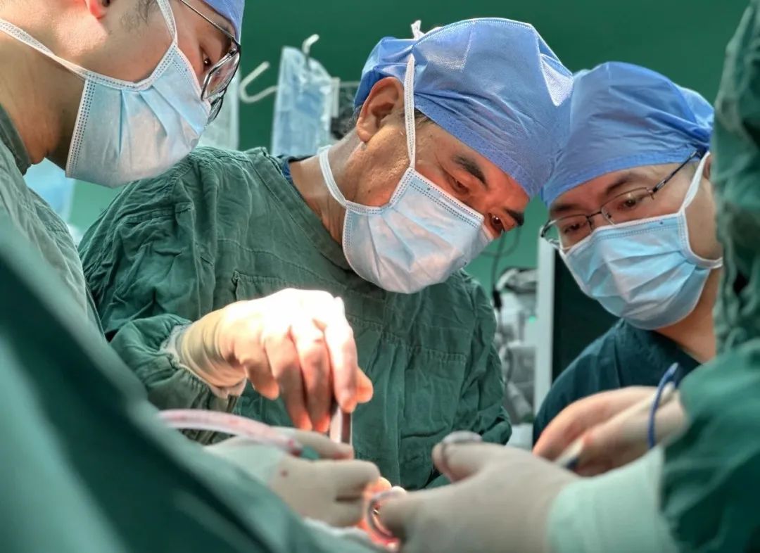 男孩罕见胸腔肿瘤,肿瘤压迫肺部呼吸喘气困难怎么办