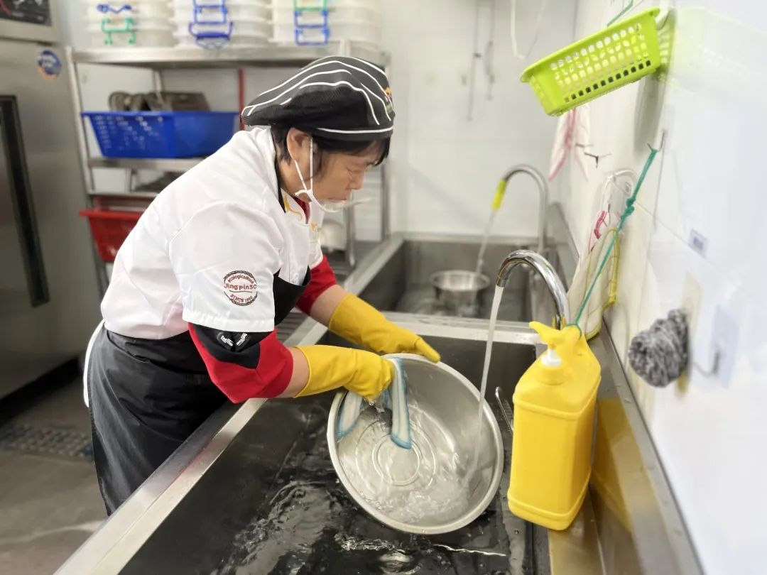 汕头市食品安全协会“食安在线”栏目组走进国澳希尔斯中冠幼儿园