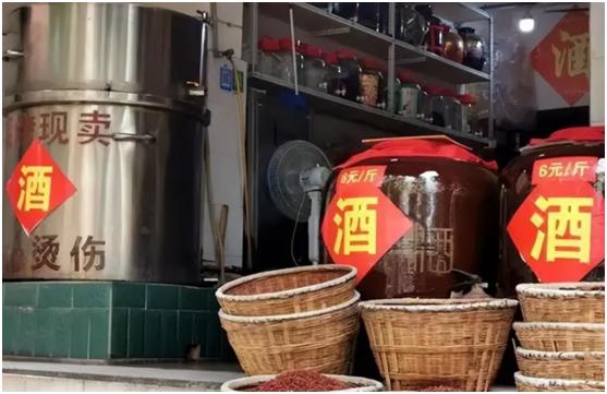 农村集市摆摊卖自己烤的酒,北方集市摆摊卖现酿白酒