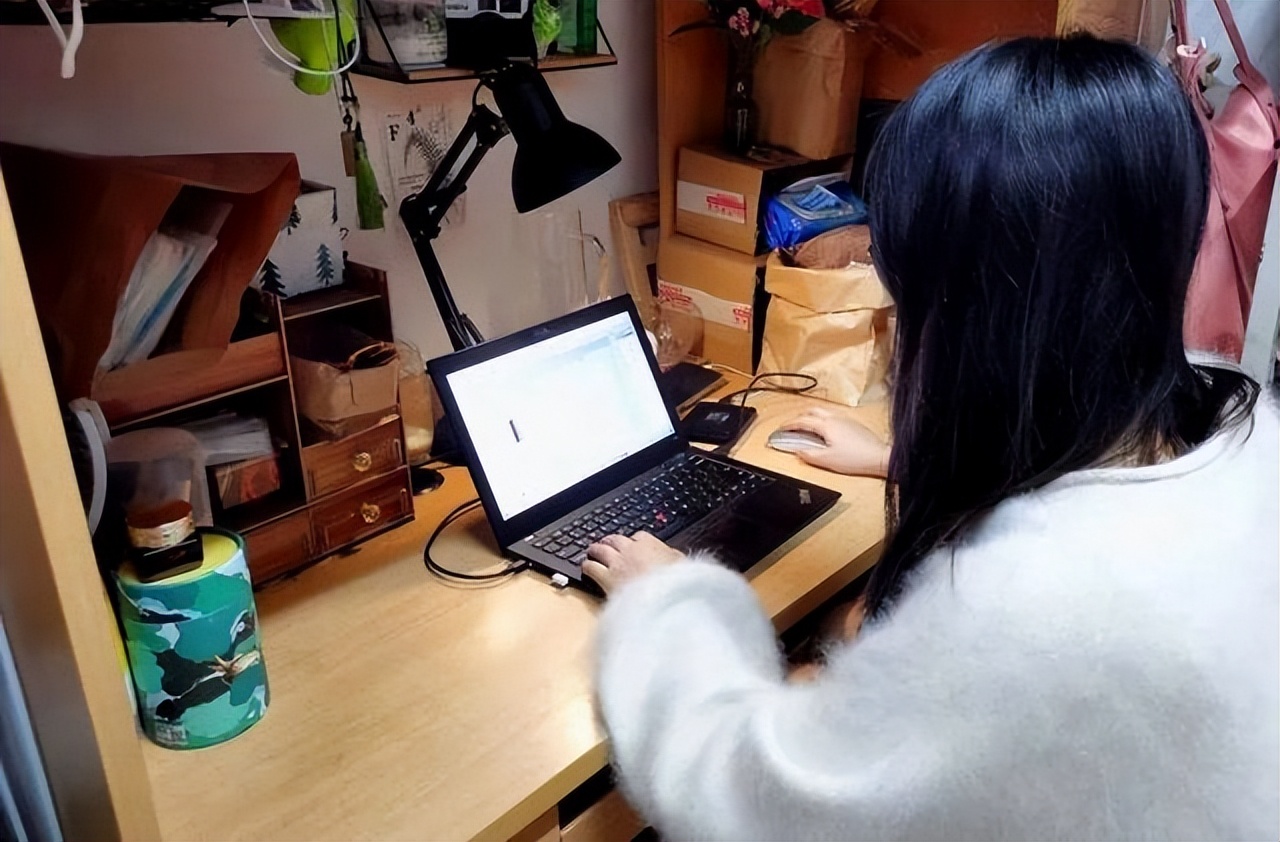 害怕疫情封校，大学生深夜拉着行李箱“出逃”，徒步前往火车站