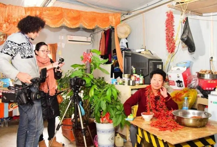 中国辣王李永志挑战最辣辣椒,辣王李永志每天5斤辣椒配白酒