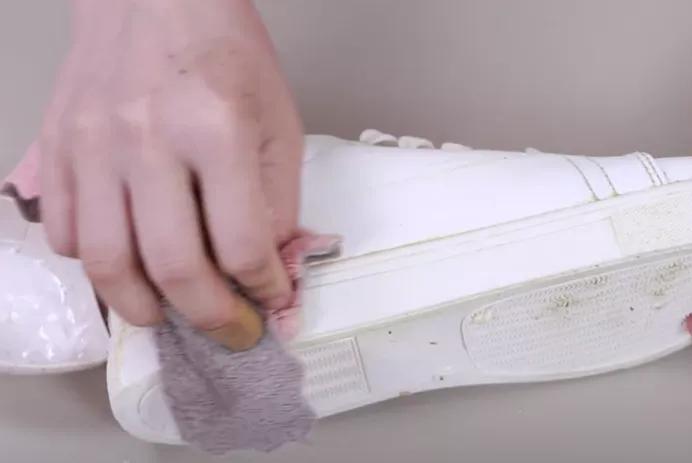 白色的鞋边脏了别用水洗，一个简单妙招，多脏的鞋边都能白净如新