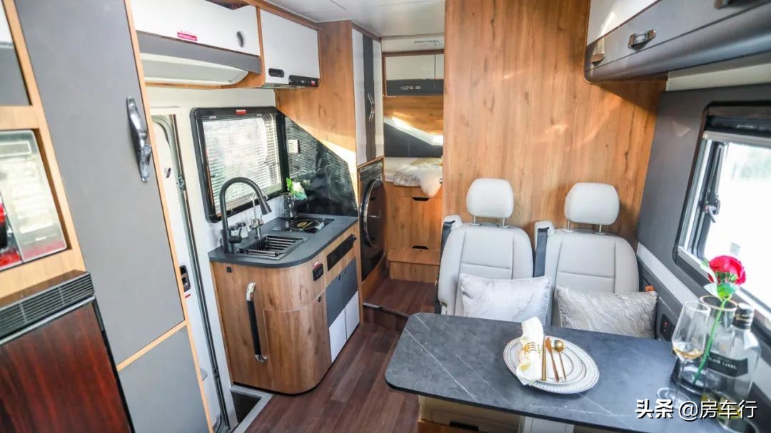 上汽跃进s1002.3t平头轻卡房车,2021年可可西里轻卡5.2t房车