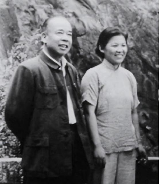 66年听侄女贺小平说，要坐火车去北京，*子珍贺**：小平，我也要去