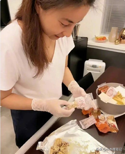 郭晶晶现身机场被粉丝追合影,郭晶晶穿高跟鞋带娃