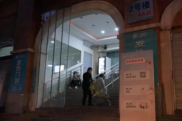 圈圈儿来回换药儿童吊瓶滴得很慢一滴