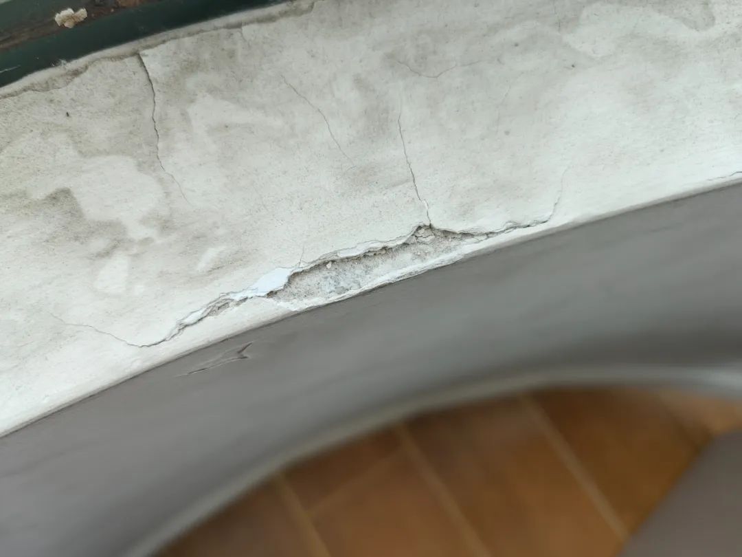 天花与墙边开裂如何修补,天花裂缝导致腻子层开裂怎么办